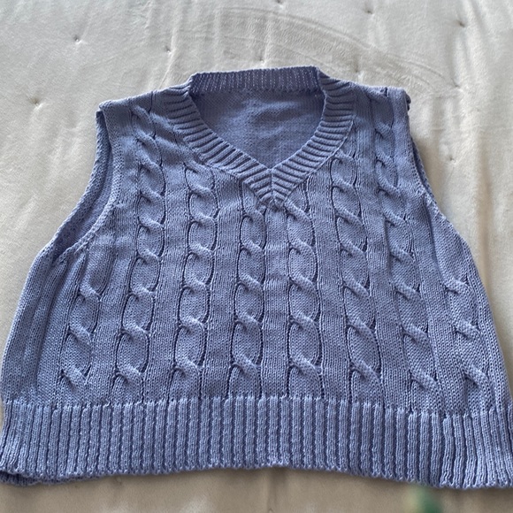 Cable Knit Cropped Sweater Vest - Picture 3 of 9